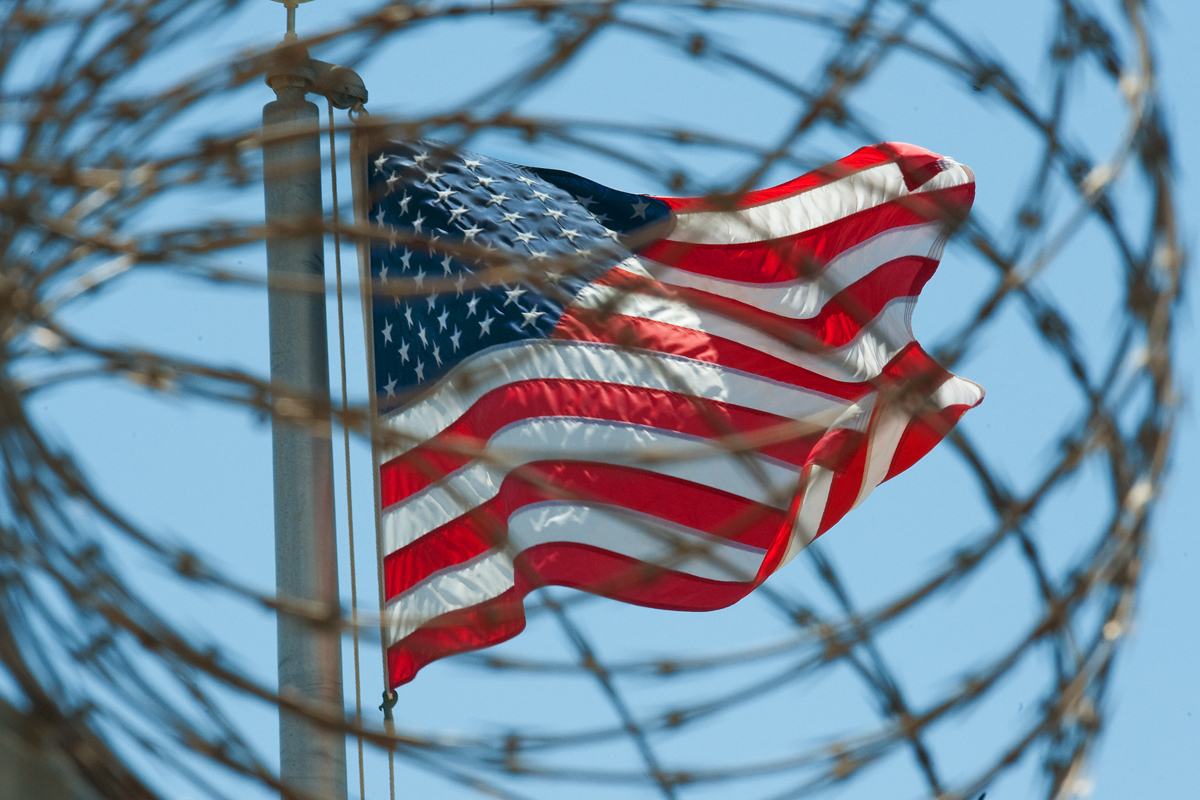 Una bandera de EEUU ondea en Guantánamo.
