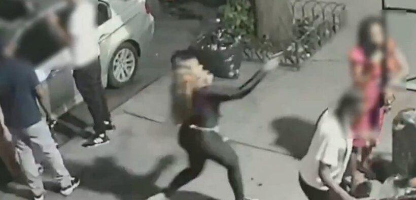 Una mujer dispara a otra en la nuca ante varios testigos en una calle de Nueva York (VIDEO)