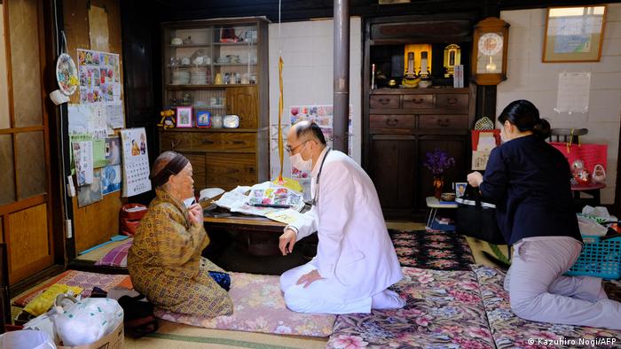 Médico vacunando a anciana en Japón