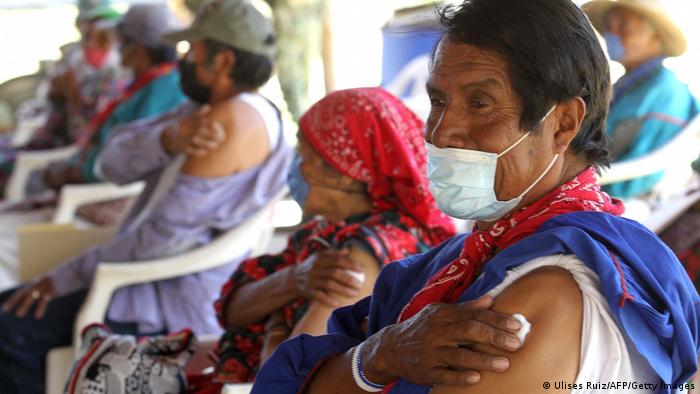 México: huicholes o wixáricas recibiendo la vacuna contra el coronavirus