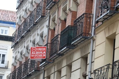Una inmobiliaria anuncia un alquiler en Madrid, en una imagen de archivo.