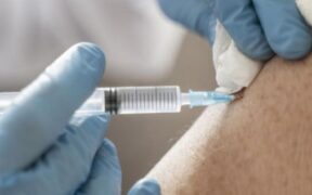 Mentiras sobre las vacunas contra la COVID-19: la peligro…