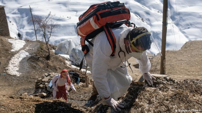 Turquía: personal sanitario escalando un camino para vacunar a la gente en un pueblo montañoso 