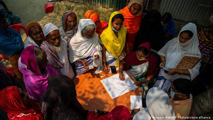 Personas registrándose en la India para ser vacunadas